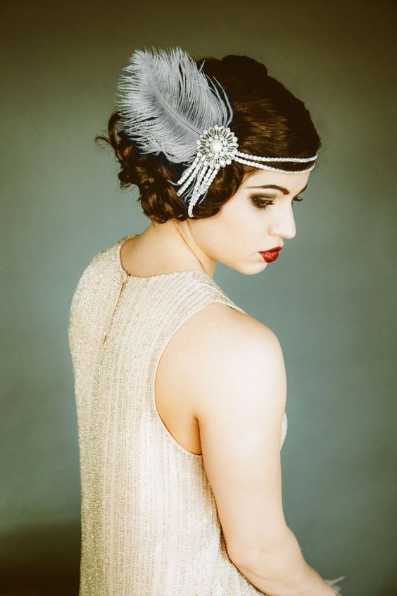 Coiffure années 20 avec un headband à strass